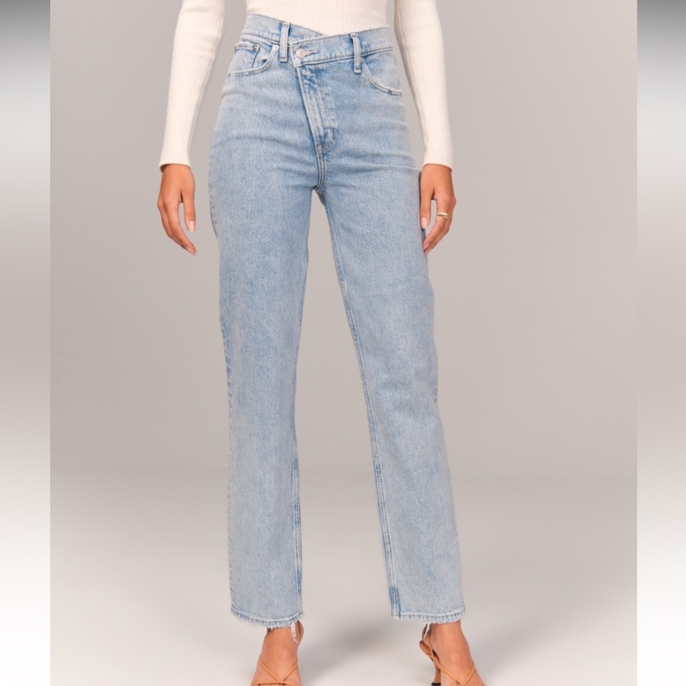 A&F Ultra High Rise 90s Straight Jean